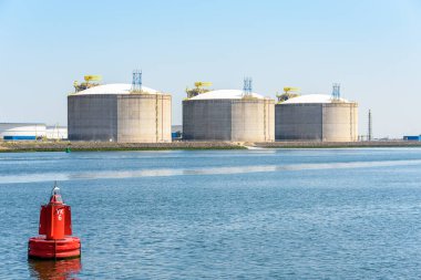 Güneşli bir günde LNG terminalinde büyük beton tanklar. Rottewrdam Limanı, Hollanda.