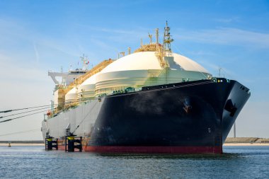 Açık bir yaz gününde limandaki büyük bir LNG tanker gemisinin alçak açılı görüntüsü. Rotterdam Limanı, Hollanda.