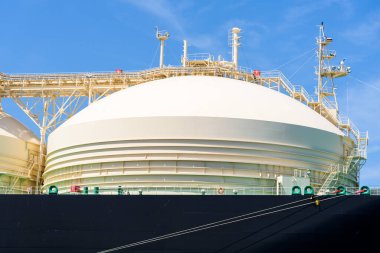 Açık bir yaz gününde büyük bir LNG uçak gemisinin benzin deposunun ayrıntıları. Rotterdam Limanı, Hollanda.