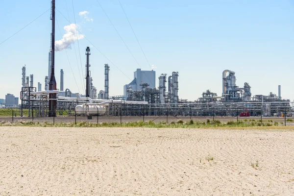 Vista Una Refinería Petróleo Bajo Cielo Despejado Verano Puerto Rotterdam —  Fotos de Stock