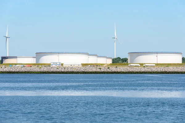 Duże Stalowe Zbiorniki Terminalu Naftowym Słoneczny Letni Dzień Turbiny Wiatrowe — Zdjęcie stockowe