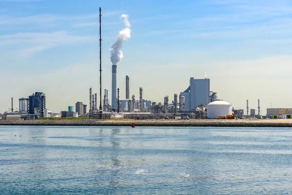 Vista Una Refinería Petróleo Soleado Día Verano Puerto Rotterdam Países — Foto de Stock