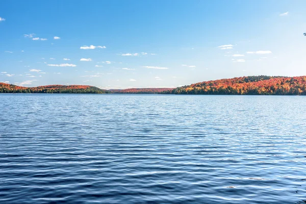 Beautiful Lake Surrounded Wooded Hills Peak Fall Foliage Clear Autumn — Foto de Stock