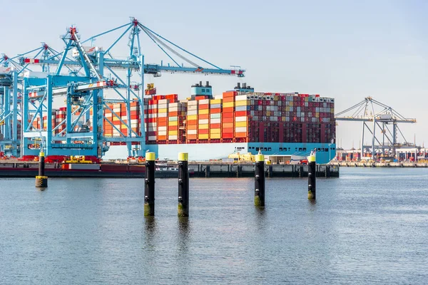 Groot Containerschip Wordt Geladen Haven Een Heldere Zomerdag Haven Van — Stockfoto