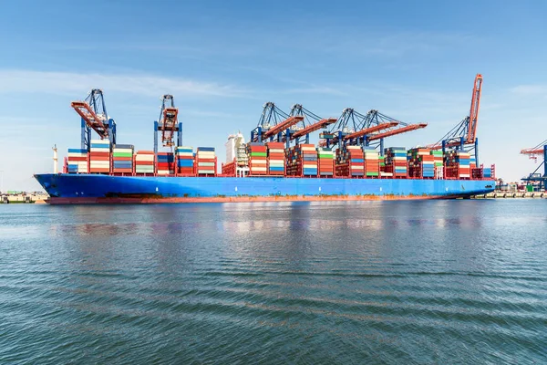 Containerschip Wordt Geladen Terwijl Het Wordt Aangemeerd Een Containerterminal Met — Stockfoto