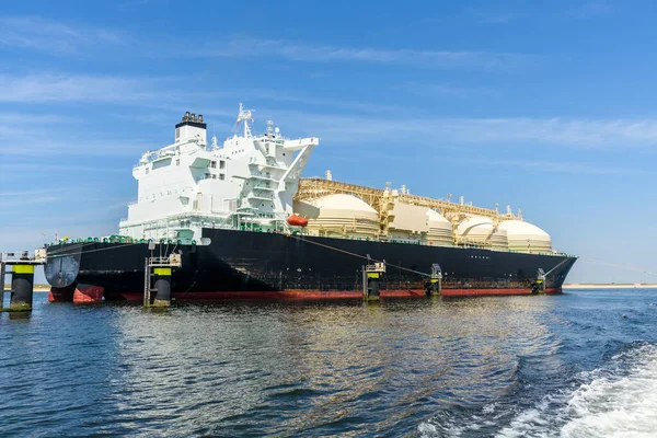 Large Tanker Ship Transporting Liquefied Natural Gas Harbour Sunny Summer — Zdjęcie stockowe