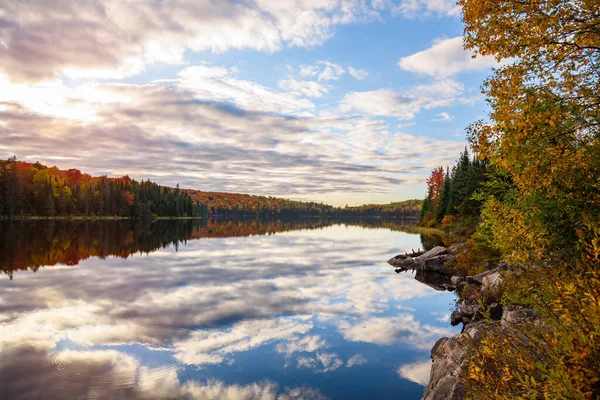 Lake Surrounded Forest Peak Autumn Colours Sunet Reflection Water Algonquin —  Fotos de Stock