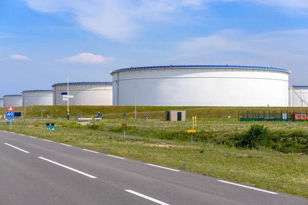 Large Crude Oil Storage Tanks Oil Terminal Sunny Summer Day — Zdjęcie stockowe