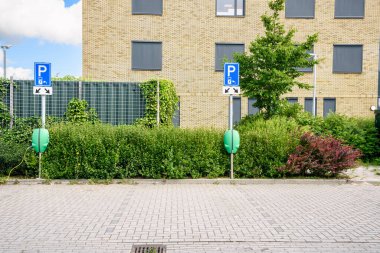 Otoparkta elektrikli arabalar için terk edilmiş bir şarj istasyonu. Groningen, Hollanda.
