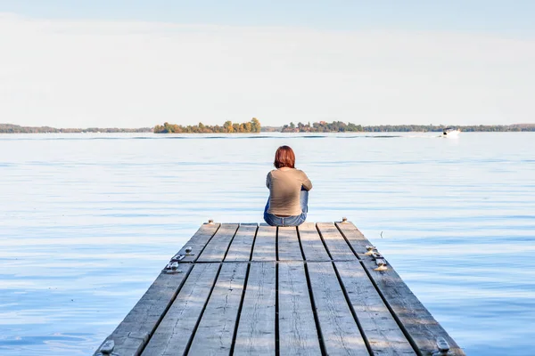 Одинокая Женщина Сидящая Конце Деревянного Причала Берегу Большой Реки Солнечный — стоковое фото