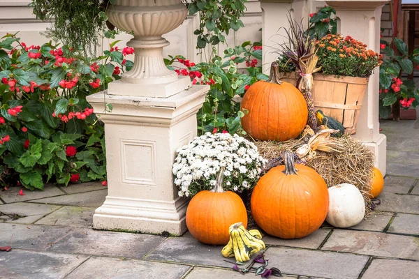 Halloween Decorations Pumpkins Hay Flowers Sidewalk Front House Niagara Lake — Stock Photo, Image