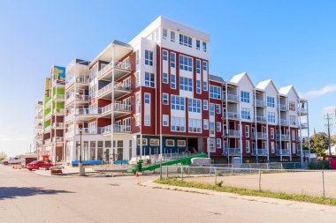 Güneşli bir sonbahar gününde inşaatta yeni bir apartman. Grananoque, On, Kanada.