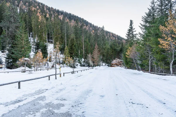 Estacionamento Vazio Com Neve Sopé Uma Encosta Arborizada Nas Montanhas — Fotografia de Stock