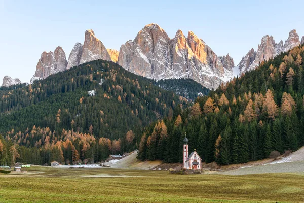 Pôr Sol Outonal Nas Dolomitas Uma Pequena Igreja Solitária Fica — Fotografia de Stock