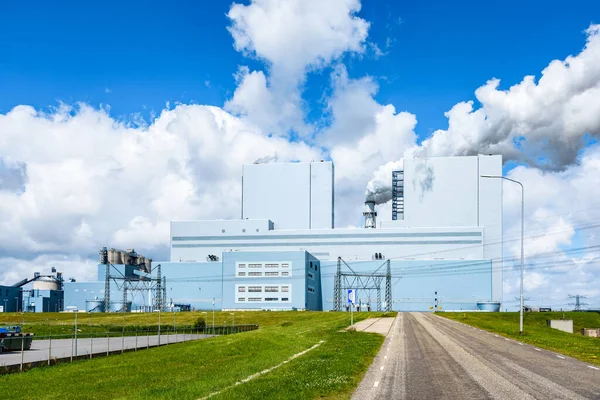 Central Eléctrica Carbón Soleado Día Verano Denso Humo Blanco Está — Foto de Stock