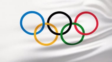Çin, Pekin-24 Ocak 2022: Beyaz arka planda Olimpiyat Oyunlarının beş halkalı sembollü bayrağı. Rüzgar dalgalanması. Çin, Pekin 2022 14. Olimpiyat Kış Oyunları. Tip 2