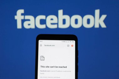 Lviv, Ukrayna. Sosyal medya uygulamaları Facebook, Instagram ve WhatsApp küresel bir kesintiye uğruyor. Illustartive editorial.