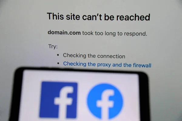 Lviv, Ukrayna. Sosyal medya uygulamaları Facebook, Instagram ve WhatsApp küresel bir kesintiye uğruyor. Illustartive editorial.