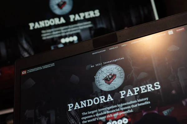 Kyiv, Ukrayna, 07 Ekim 2021. Bu resimde Pandora Papers logosu mobil ekran önplanı ve bilgisayar ekranı arka planında. 