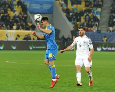 Ukraynalı Oleksandr Tymchyk (18), Ukrayna 'nın Lviv kentinde oynanan Lviv Arena' da Ukrayna ile Bosna-Hersek arasındaki FIFA Dünya Kupası 2022 ön eleme Grubu D ön eleme maçında Bosna-Hersek 'li Sead Kolasinac (5) maçına başkanlık ediyor.. 