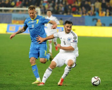 Ukraynalı Andriy Yarmolenko (7), Ukrayna 'nın Lviv kentinde oynanan Lviv Arena' da Ukrayna ile Bosna-Hersek arasındaki FIFA Dünya Kupası 2022 ön eleme Grubu D futbol karşılaşmasında Bosna-Hersek 'in Sead Kolasinac (5) takımına karşı oynadığı top için mücadele ediyor.
