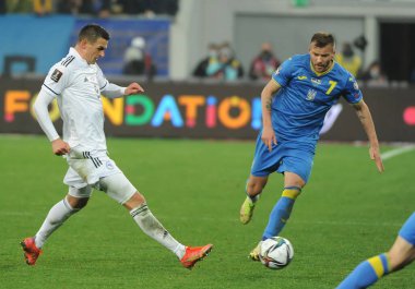 Ukraynalı Andriy Yarmolenko (7), Ukrayna 'nın Lviv kentinde oynanan Lviv Arena' da Ukrayna ile Bosna-Hersek arasında oynanan FIFA Dünya Kupası 2022 ön eleme Grubu D ön eleme karşılaşmasında Bosna-Hersek 'in Smail Prevljak (9) maçına çıktı.