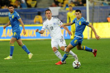 Ukraynalı Taras Stepanenko (6), Ukrayna 'nın Lviv kentinde oynanan Lviv Arena' da Uk 'a karşı oynanan FIFA Dünya Kupası 2022 ön eleme Grubu D futbol karşılaşmasında Bosna-Hersek' in Amir Hacıahmetoviç 'e (18) karşı oynadığı top için mücadele ediyor.