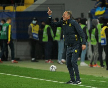 Ukrayna teknik direktörü Oleksandr Petrakov, Ukrayna 'nın Lviv kentinde oynanan Lviv Arena' da Ukrayna ile Bosna-Hersek arasındaki FIFA Dünya Kupası Katar 2022 ön eleme D Grubu futbol karşılaşmasında tepki gösterdi.. 