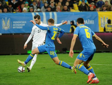 Ukraynalı Mykola Matviyenko (22), Ukrayna 'nın Lviv kentinde oynanan Lviv Arena' da Ukrayna ile Bosna-Hersek arasındaki FIFA Dünya Kupası Katar 2022 ön eleme Grubu D futbol karşılaşması sırasında Bosna-Hersek 'in Adi Naliç (17) takımına karşı oynadığı top için mücadele ediyor..