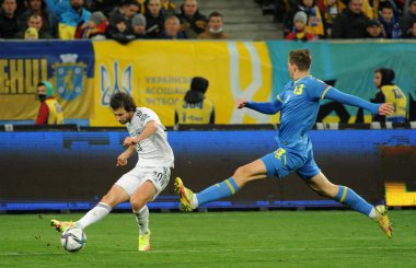 Bosna-Hersekli Miroslav Stevanoviç (20), Ukrayna 'nın Lviv kentinde oynanan Lviv Arena' da Ukrayna ile Bosna-Hersek arasında oynanan FIFA Dünya Kupası Katar 2022 ön eleme Grubu D ön eleme karşılaşmasında Ukrayna 'nın Illya Zabarnyi (13) topu için mücadele ediyor.