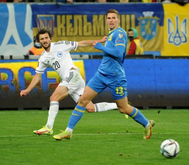Bosna-Hersekli Miroslav Stevanoviç (20), Ukrayna 'nın Lviv kentinde oynanan Lviv Arena' da Ukrayna ile Bosna-Hersek arasında oynanan FIFA Dünya Kupası Katar 2022 ön eleme Grubu D ön eleme karşılaşmasında Ukrayna 'nın Illya Zabarnyi (13) topu için mücadele ediyor.