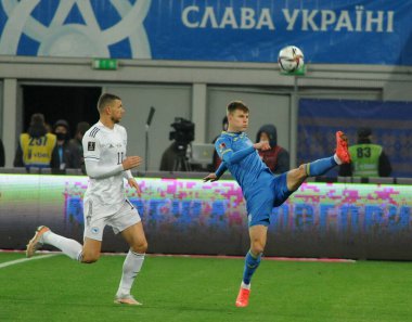 Ukraynalı Eduard Sobol (2), Ukrayna 'nın Lviv kentinde oynanan Lviv Arena' da Ukrayna ile Bosna-Hersek arasındaki FIFA Dünya Kupası 2022 ön eleme Grubu D futbol karşılaşmasında Bosna-Hersek 'in kaptanı Edin Dzeko (11) ile oynadığı karşılaşma için mücadele ediyor.