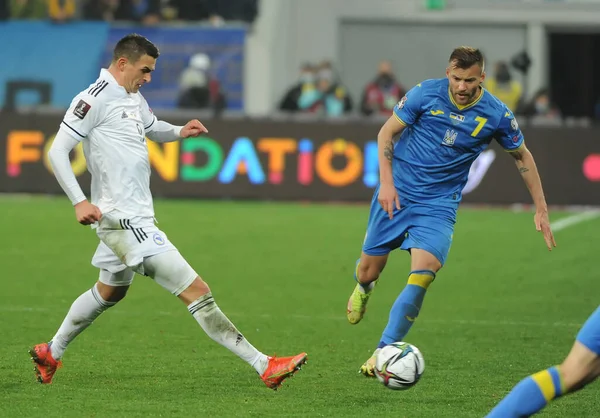 Ukraynalı Andriy Yarmolenko (7), Ukrayna 'nın Lviv kentinde oynanan Lviv Arena' da Ukrayna ile Bosna-Hersek arasında oynanan FIFA Dünya Kupası 2022 ön eleme Grubu D ön eleme karşılaşmasında Bosna-Hersek 'in Smail Prevljak (9) maçına çıktı.