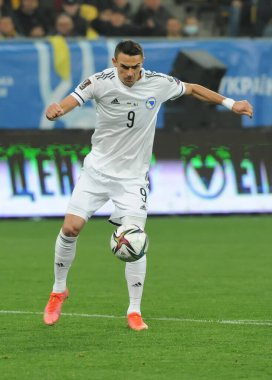 Lviv, Ukrayna, 12 Ekim 2021. Bosna-Hersekli Smail Prevljak (9), Ukrayna 'nın Lviv kentinde oynanan Lviv Arena' da Ukrayna ile Bosna-Hersek arasındaki FIFA Dünya Kupası Katar 2022 ön eleme grubu D futbol karşılaşmasında görülüyor.. 