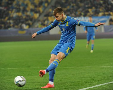 Lviv, Ukrayna, 12 Ekim 2021. Ukraynalı Eduard Sobol (2), Ukrayna 'nın Lviv kentinde oynanan Lviv Arena' da Ukrayna ile Bosna-Hersek arasındaki FIFA Dünya Kupası Katar 2022 ön eleme grubu D futbol karşılaşmasında görülüyor.. 