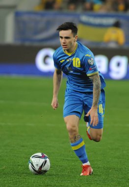 Lviv, Ukrayna, 12 Ekim 2021. Ukraynalı Mykola Shaparenko (10), Ukrayna 'nın Lviv kentinde oynanan Lviv Arena' da Ukrayna ile Bosna-Hersek arasındaki FIFA Dünya Kupası Katar 2022 ön eleme grubu D futbol karşılaşmasında görülüyor.. 