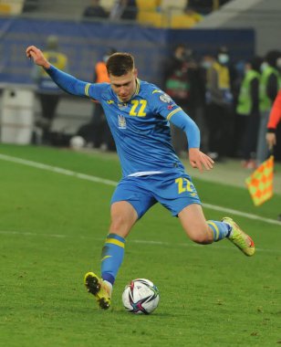 Lviv, Ukrayna, 12 Ekim 2021. Ukraynalı Mykola Matviyenko (22), Ukrayna 'nın Lviv kentinde oynanan Lviv Arena' da Ukrayna ile Bosna-Hersek arasındaki FIFA Dünya Kupası Katar 2022 ön eleme grubu D futbol karşılaşmasında görülüyor.. 