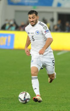Lviv, Ukrayna, 12 Ekim 2021. Bosna-Hersekli Sead Kolasinac (5), Ukrayna 'nın Lviv kentinde oynanan Lviv Arena' da Ukrayna ile Bosna-Hersek arasındaki FIFA Dünya Kupası Katar 2022 ön eleme grubu D futbol karşılaşmasında görülüyor.. 