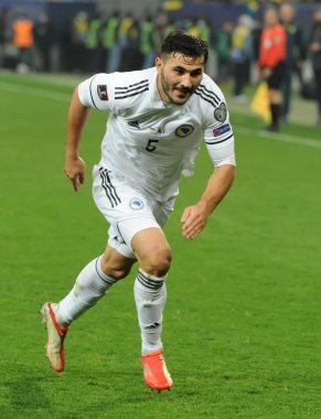 Lviv, Ukrayna, 12 Ekim 2021. Bosna-Hersekli Sead Kolasinac (5), Ukrayna 'nın Lviv kentinde oynanan Lviv Arena' da Ukrayna ile Bosna-Hersek arasındaki FIFA Dünya Kupası Katar 2022 ön eleme grubu D futbol karşılaşmasında görülüyor.. 