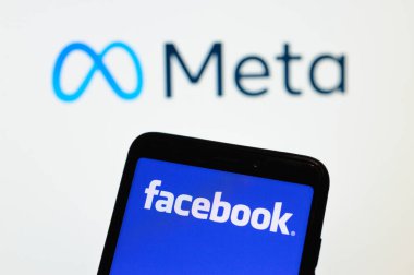 Kaliforniya, ABD, 29 Ekim 2021. Bu resimde, Facebook logosu bir Meta logosu önündeki akıllı telefonun ekranında gösteriliyor. Şirket adını Meta olarak değiştirmek için Facebook.