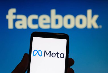 Kaliforniya, ABD, 29 Ekim 2021. Bu resimde, Meta logosu bir Facebook logosu önünde bir akıllı telefonun ekranında gösteriliyor. Şirket adını Meta olarak değiştirmek için Facebook.