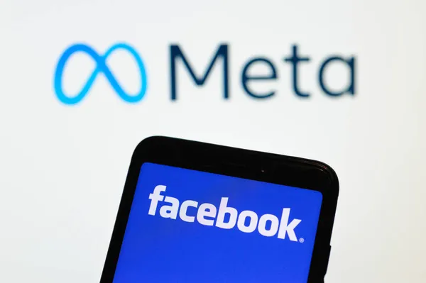 Kaliforniya, ABD, 29 Ekim 2021. Bu resimde, Facebook logosu bir Meta logosu önündeki akıllı telefonun ekranında gösteriliyor. Şirket adını Meta olarak değiştirmek için Facebook.