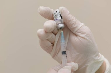 Lviv, Ukrayna, 3 Kasım 2021. Bir sağlık çalışanı hastanede düzinelerce Comirnaty (Pfizer) aşısı hazırlar.. 