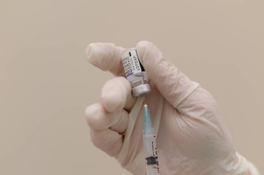 Lviv, Ukrayna, 3 Kasım 2021. Bir sağlık çalışanı hastanede düzinelerce Comirnaty (Pfizer) aşısı hazırlar.. 