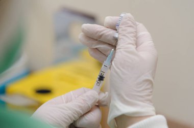 Lviv, Ukrayna, 3 Kasım 2021. Bir sağlık çalışanı hastanede düzinelerce Comirnaty (Pfizer) aşısı hazırlar.. 