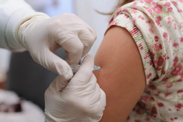 Lviv, Ukrayna, 3 Kasım 2021. Bir kadın hastanede Comirnaty (Pfizer) aşısı vuruluyor.. 