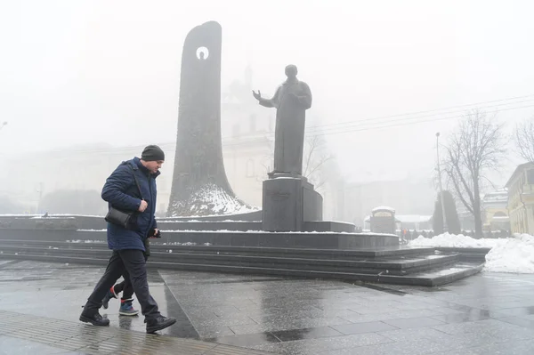 Lviv Ucrania Diciembre 2021 Monumento Taras Shevchenko Visto Una Niebla —  Fotos de Stock