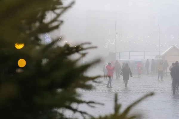 Lviv Ucrânia Dezembro 2021 Pessoas Baixa Vistas Num Nevoeiro — Fotografia de Stock