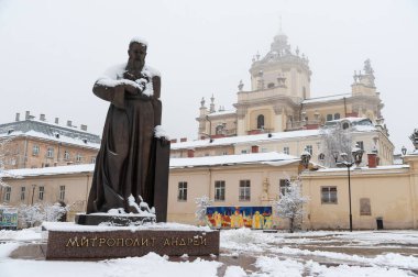 Lviv, Ukrayna, 7 Aralık 2021. Metropolitan Anıtı Andrey Sheptytsky St. George Katedrali yakınlarında karla kaplıydı..