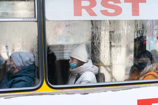 Leopoli Ucraina Dicembre 2021 Persone Con Maschere Siede Autobus — Foto Stock